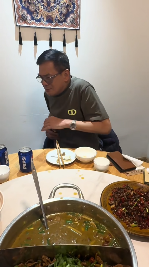 70歲李國麟北上吃「牛冀」火鍋！邊乾嘔邊讚好食 網民：搵食艱難... 