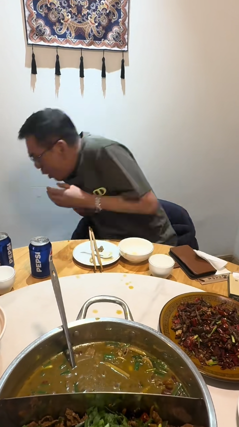 70歲李國麟北上吃「牛冀」火鍋！邊乾嘔邊讚好食 網民：搵食艱難... 