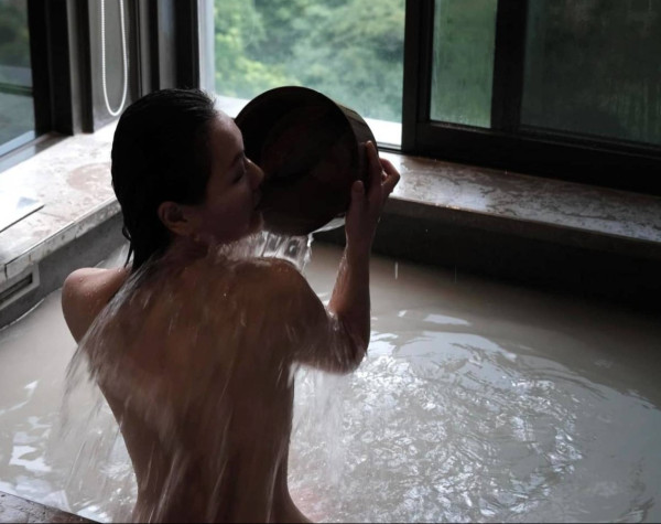 田蕊妮抗癌最新近況！杜汶澤甫老婆裸背出浴照 曝光手術疤痕 