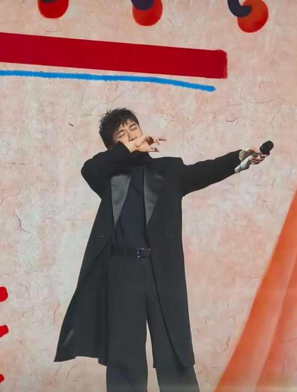 古巨基內地商演獻唱憶瓊瑤 崩潰痛哭：送給我最尊敬的妳 