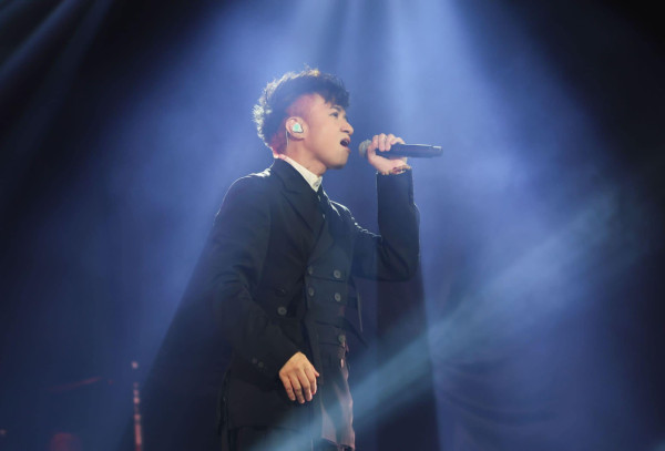 古巨基內地商演獻唱憶瓊瑤 崩潰痛哭：送給我最尊敬的妳 