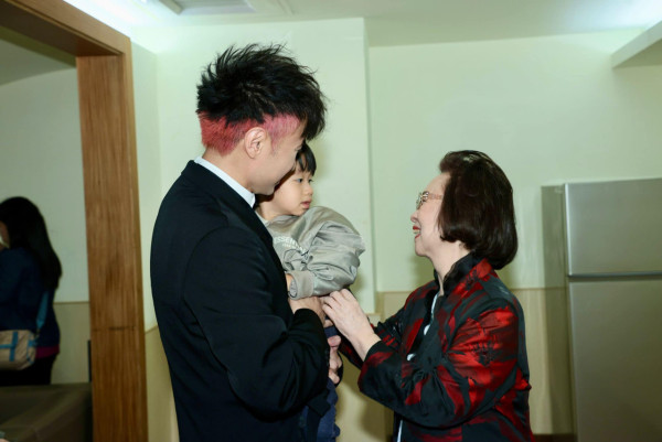 古巨基內地商演獻唱憶瓊瑤 崩潰痛哭：送給我最尊敬的妳 