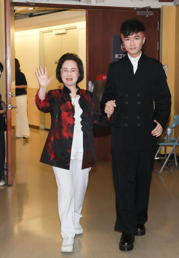 古巨基內地商演獻唱憶瓊瑤 崩潰痛哭：送給我最尊敬的妳 