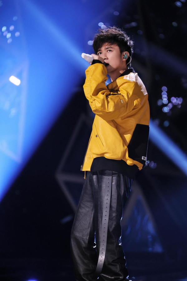 古巨基內地商演獻唱憶瓊瑤 崩潰痛哭：送給我最尊敬的妳 