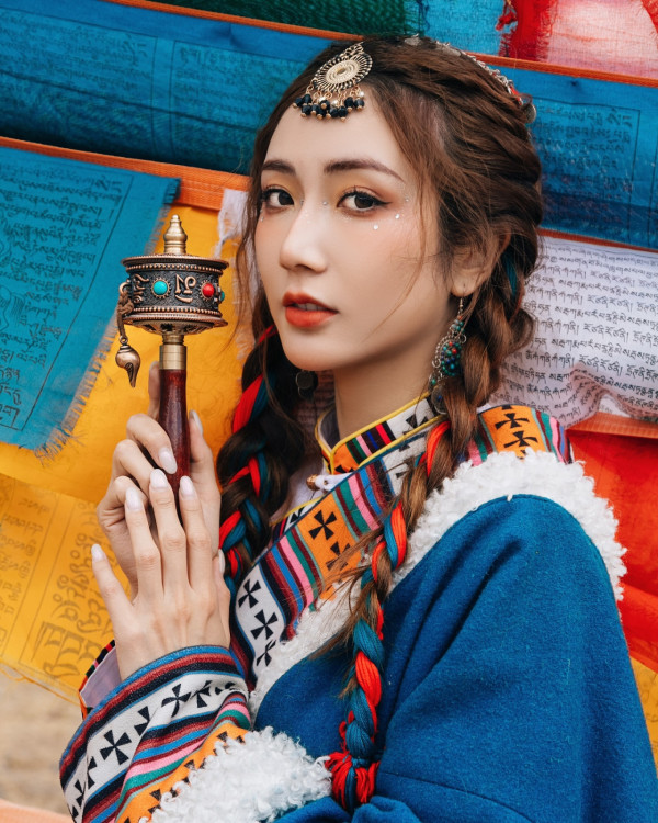 30歲拜金港姐撇甩老公獨遊西藏！着傳統服飾濃妝寫真罕有密實！ 