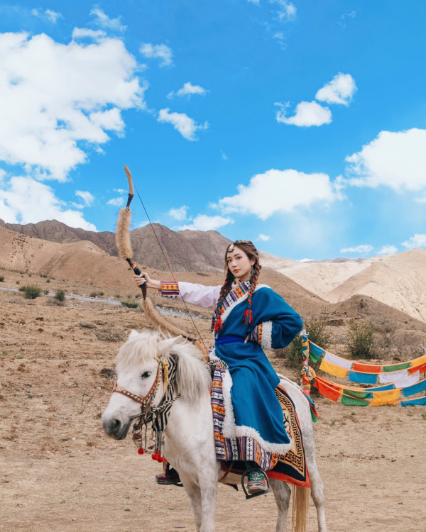 30歲拜金港姐撇甩老公獨遊西藏！着傳統服飾濃妝寫真罕有密實！ 