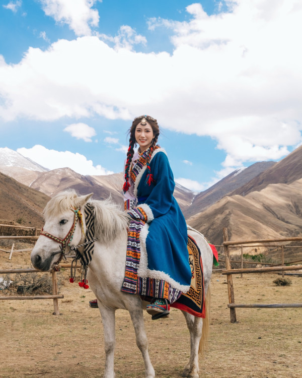 30歲拜金港姐撇甩老公獨遊西藏！着傳統服飾濃妝寫真罕有密實！ 