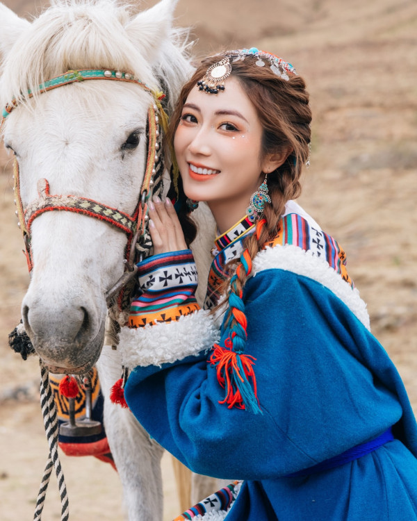 30歲拜金港姐撇甩老公獨遊西藏！着傳統服飾濃妝寫真罕有密實！ 