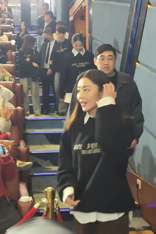 廣州捕獲衛詩雅真實狀態驚人！網民大讚同場45歲女星更出眾 