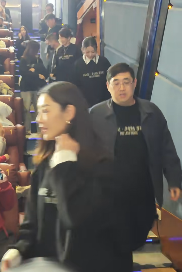 廣州捕獲衛詩雅真實狀態驚人！網民大讚同場45歲女星更出眾 