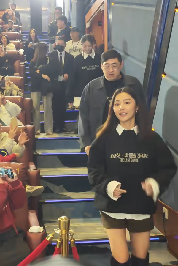 廣州捕獲衛詩雅真實狀態驚人！網民大讚同場45歲女星更出眾 