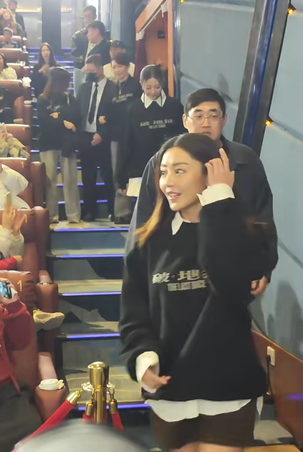 廣州捕獲衛詩雅真實狀態驚人！網民大讚同場45歲女星更出眾 