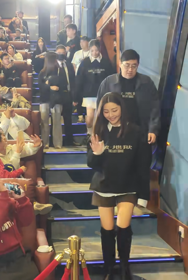 廣州捕獲衛詩雅真實狀態驚人！網民大讚同場45歲女星更出眾 