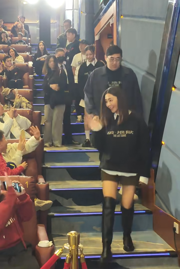 廣州捕獲衛詩雅真實狀態驚人！網民大讚同場45歲女星更出眾 