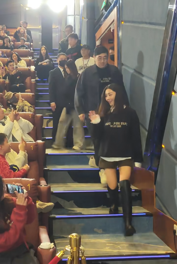 廣州捕獲衛詩雅真實狀態驚人！網民大讚同場45歲女星更出眾 