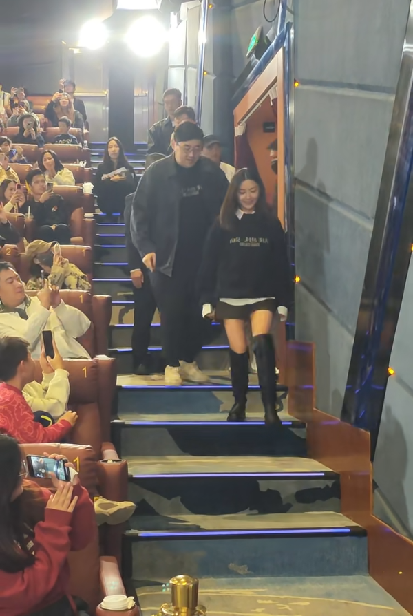 廣州捕獲衛詩雅真實狀態驚人！網民大讚同場45歲女星更出眾 