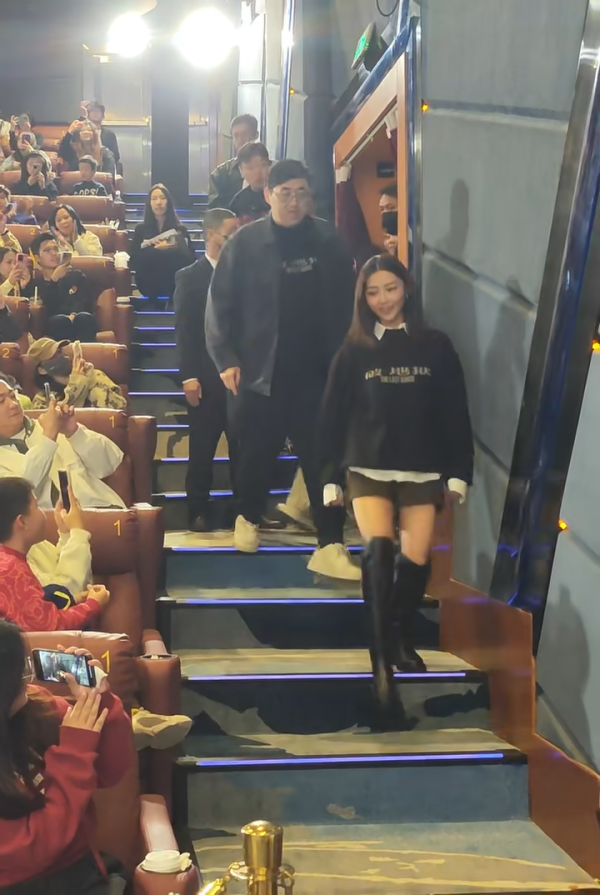 廣州捕獲衛詩雅真實狀態驚人！網民大讚同場45歲女星更出眾 