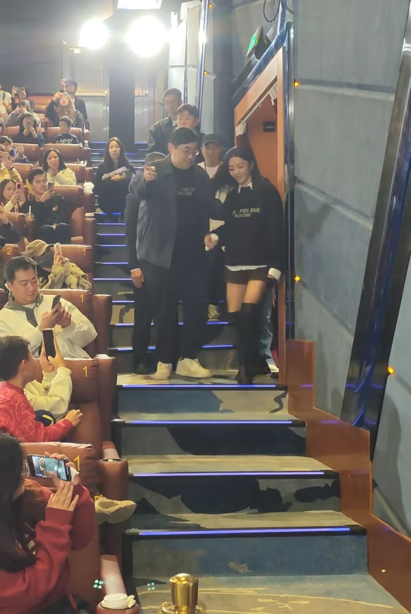 廣州捕獲衛詩雅真實狀態驚人！網民大讚同場45歲女星更出眾 