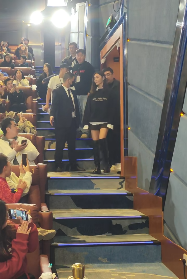 廣州捕獲衛詩雅真實狀態驚人！網民大讚同場45歲女星更出眾 