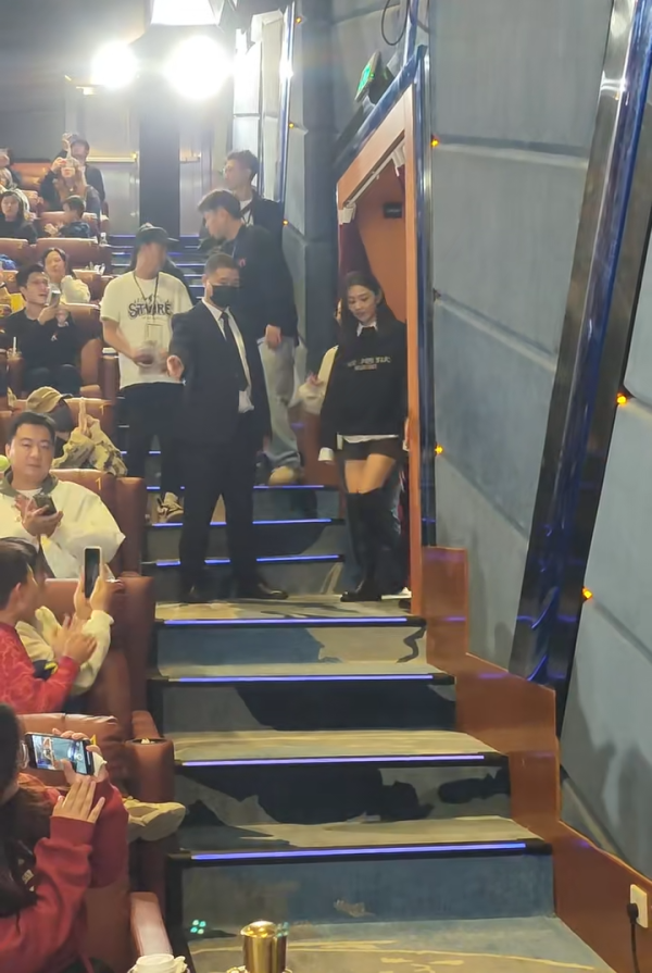 廣州捕獲衛詩雅真實狀態驚人！網民大讚同場45歲女星更出眾 