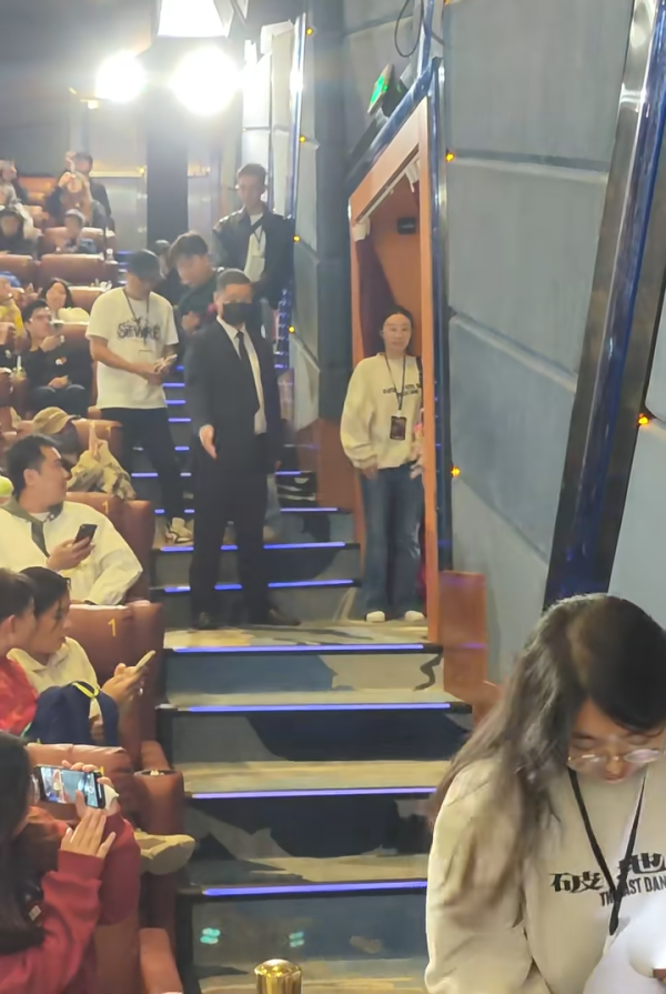 廣州捕獲衛詩雅真實狀態驚人！網民大讚同場45歲女星更出眾 