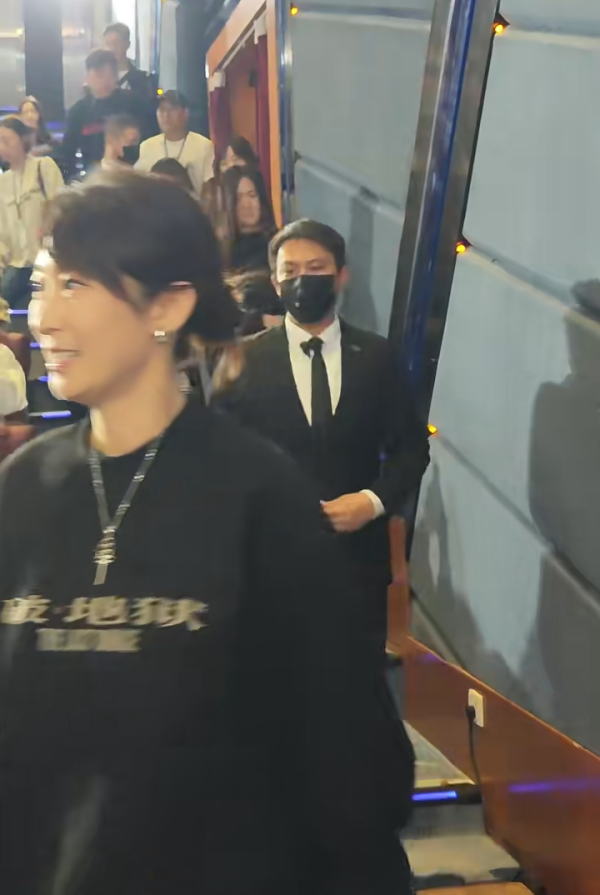 廣州捕獲衛詩雅真實狀態驚人！網民大讚同場45歲女星更出眾 