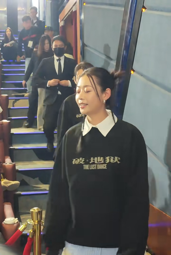 廣州捕獲衛詩雅真實狀態驚人！網民大讚同場45歲女星更出眾 