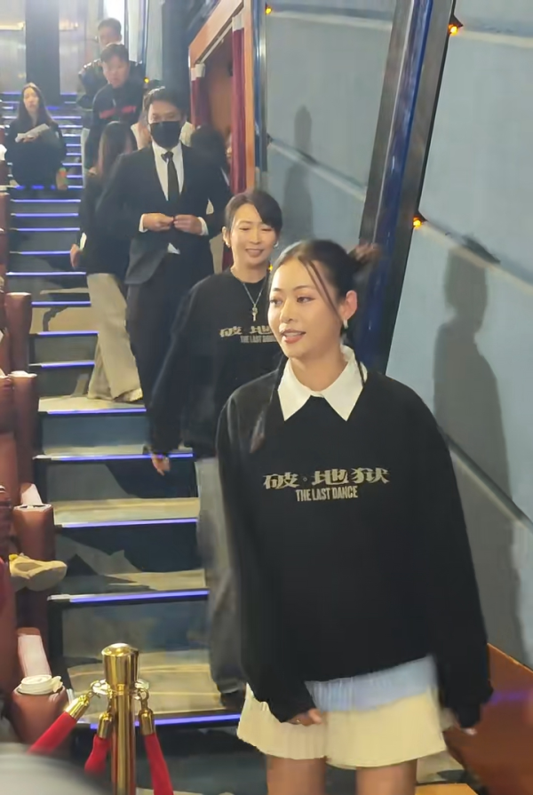 廣州捕獲衛詩雅真實狀態驚人！網民大讚同場45歲女星更出眾 