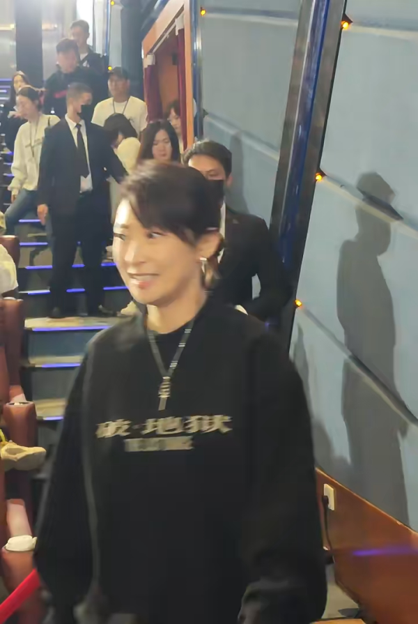 廣州捕獲衛詩雅真實狀態驚人！網民大讚同場45歲女星更出眾 