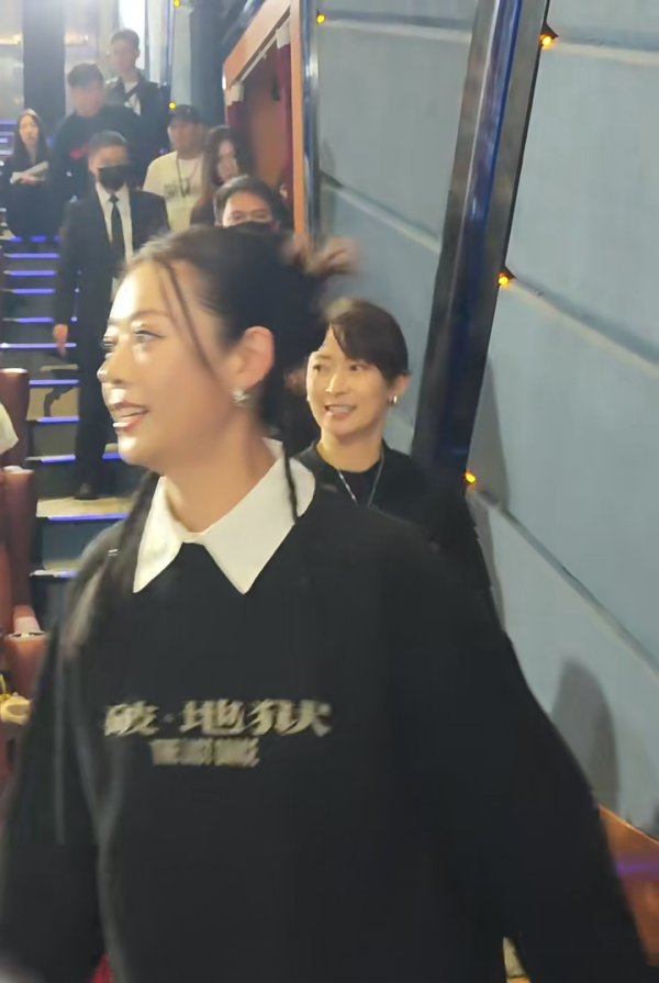 廣州捕獲衛詩雅真實狀態驚人！網民大讚同場45歲女星更出眾 