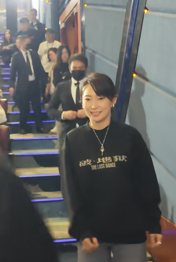 廣州捕獲衛詩雅真實狀態驚人！網民大讚同場45歲女星更出眾 