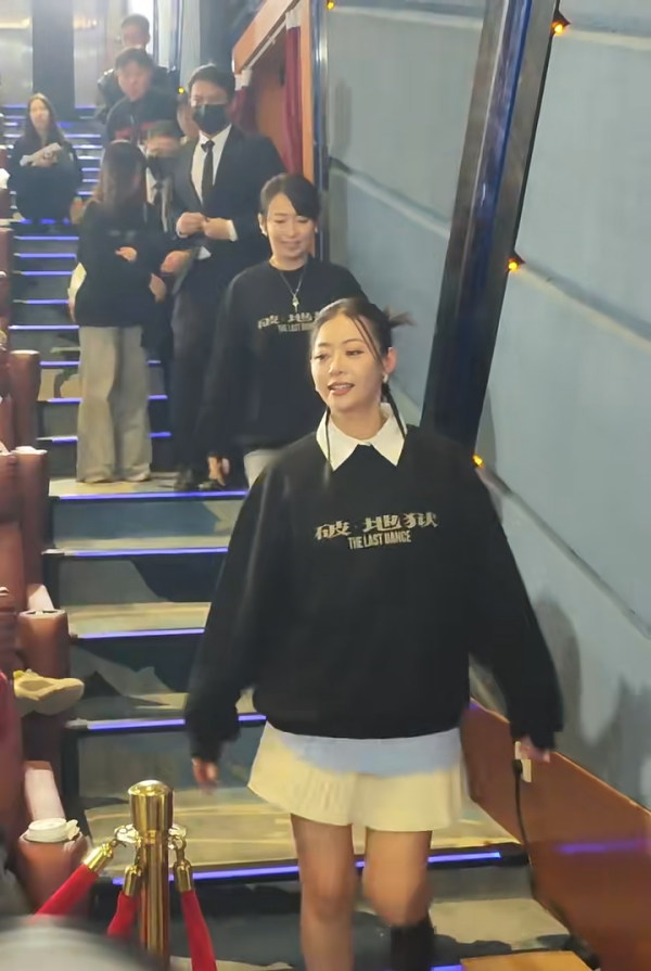 廣州捕獲衛詩雅真實狀態驚人！網民大讚同場45歲女星更出眾 