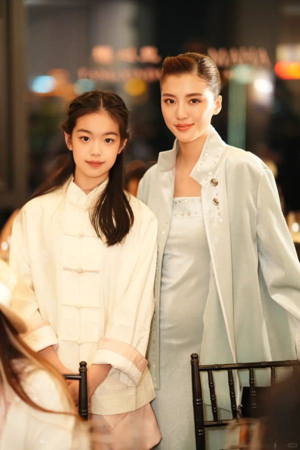 吳千語鬆身裙現身疑似孕味濃！施伯雄放閃曬婚後首度夫妻檔出席婚宴