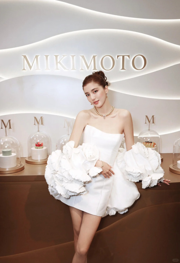 「百億新抱」吳千語現身內地晚宴生圖曝光 身材變圓潤小腹微微隆起飄孕味？ 