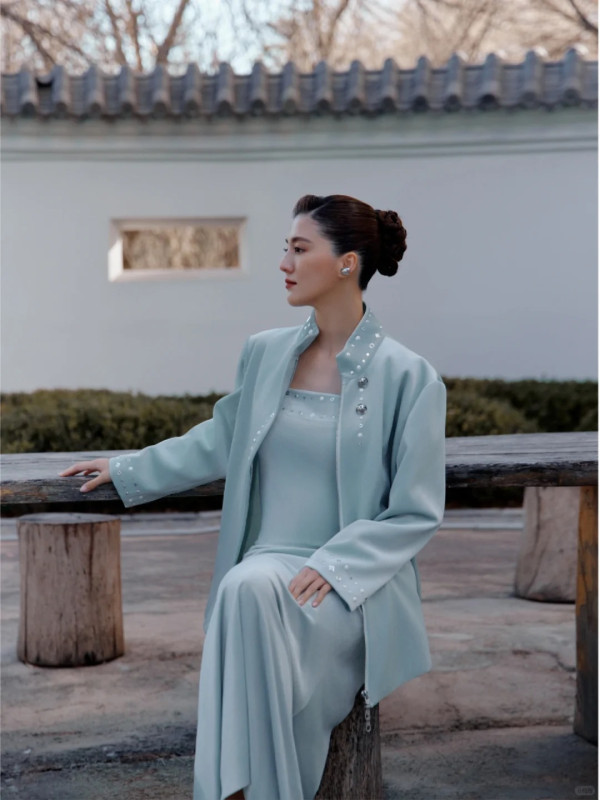 吳千語鬆身裙現身疑似孕味濃！施伯雄放閃曬婚後首度夫妻檔出席婚宴