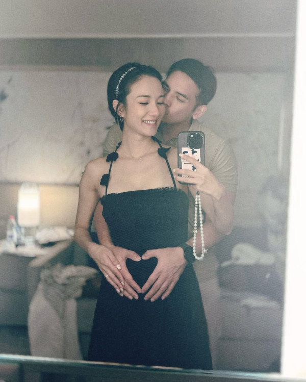 王君馨結婚8年宣布懷孕！ 與老公希臘靚景下公布喜訊 