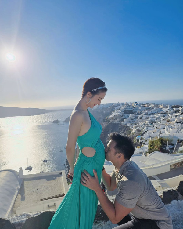 王君馨結婚8年宣布懷孕！ 與老公希臘靚景下公布喜訊 