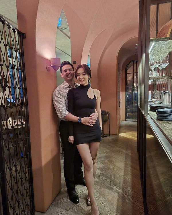 王君馨結婚8年宣布懷孕！ 與老公希臘靚景下公布喜訊 