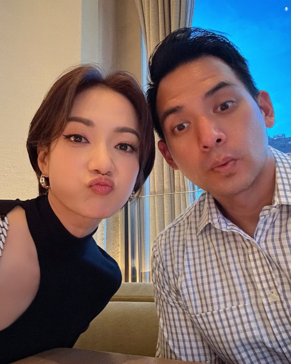 王君馨結婚8年宣布懷孕！ 與老公希臘靚景下公布喜訊 