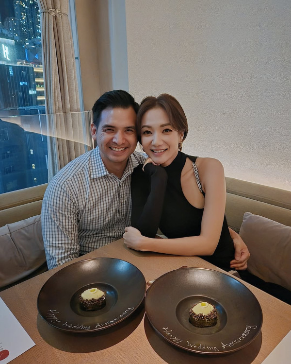 王君馨結婚8年宣布懷孕！ 與老公希臘靚景下公布喜訊 
