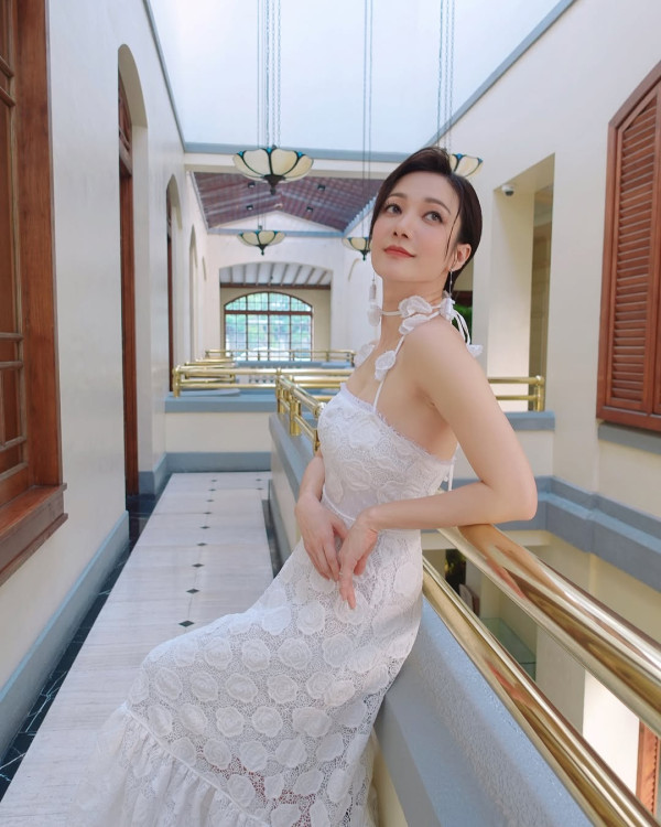 王君馨結婚8年宣布懷孕！ 與老公希臘靚景下公布喜訊 