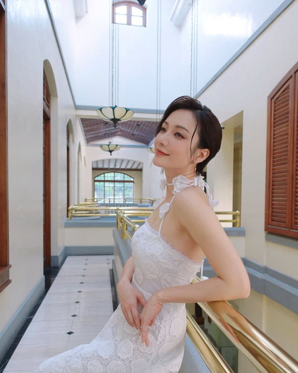 王君馨結婚8年宣布懷孕！ 與老公希臘靚景下公布喜訊 