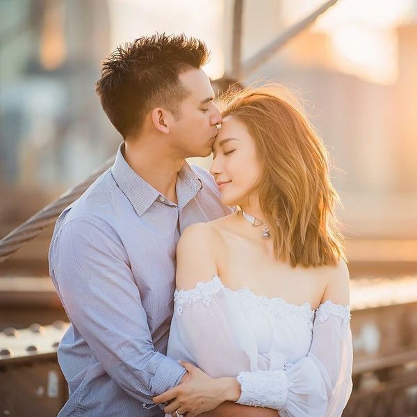 王君馨結婚8年宣布懷孕！ 與老公希臘靚景下公布喜訊 