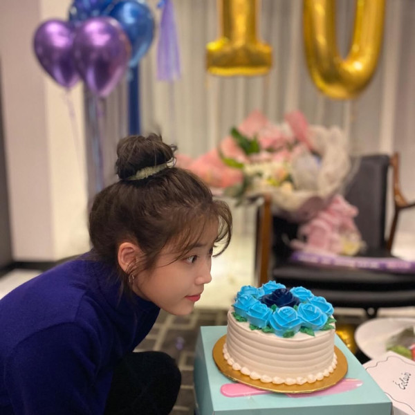 IU新劇濟州島油菜花田取景 劇照美如畫 以四季象徵人生階段蛻變 