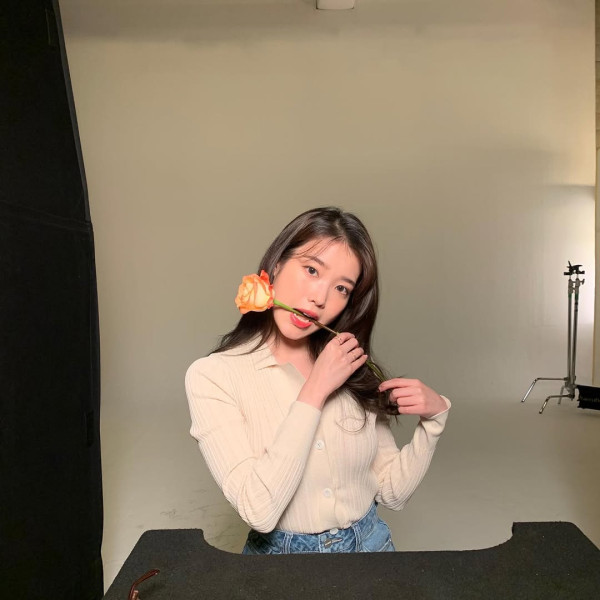 IU新劇濟州島油菜花田取景 劇照美如畫 以四季象徵人生階段蛻變 