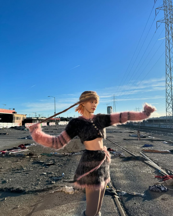 IU新劇濟州島油菜花田取景 劇照美如畫 以四季象徵人生階段蛻變 