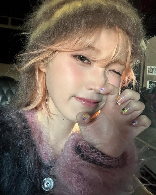 IU新劇濟州島油菜花田取景 劇照美如畫 以四季象徵人生階段蛻變 