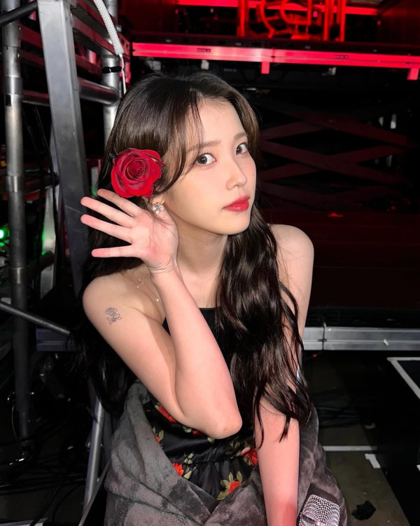 IU新劇濟州島油菜花田取景 劇照美如畫 以四季象徵人生階段蛻變 