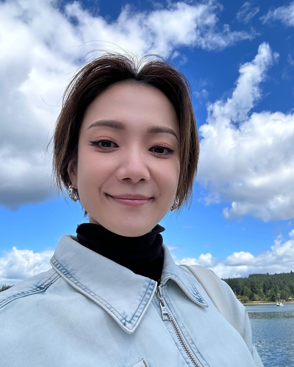 王君馨結婚8年宣布懷孕！ 與老公希臘靚景下公布喜訊 