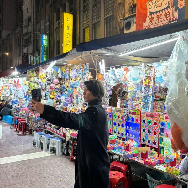 陳展鵬上深圳被熱情女粉絲胸壓！當下姿勢反應引熱議：果然有經驗 